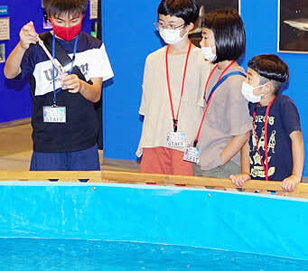 2家族が飼育係体験　沖縄の海とサンゴ礁の水族館