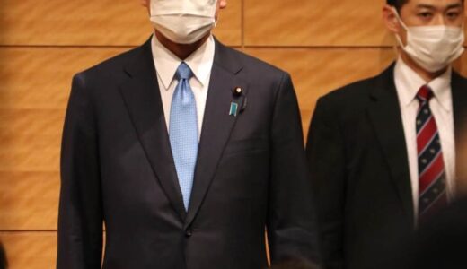河野太郎氏の左胸に「ブルーリボン」　出馬会見で思わぬ注目、ネットで驚きの声
