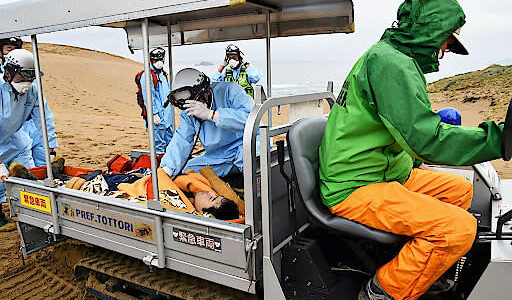 海難事故を想定、救助の手順確認　鳥取砂丘で訓練