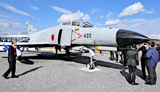 人気の機体 常設展示　美保基地でF4戦闘機