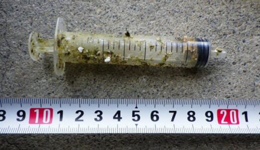ロシア語表記か？日本海側、兵庫・京都・鳥取の海岸に大量の注射器漂着　