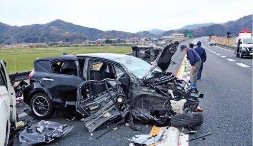 高速道路でトラックなど4台絡む事故、20代女性が意識不明の重体