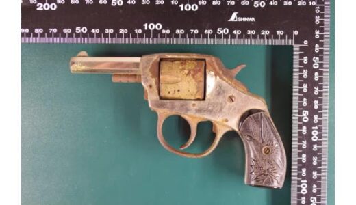 なぜ？経緯不明…鳥取県八頭町の蔵からアメリカ製とみられる古い拳銃見つかる