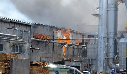 合板工場から大量の黒煙　2人が熱傷のため救急搬送、住民が一時避難も