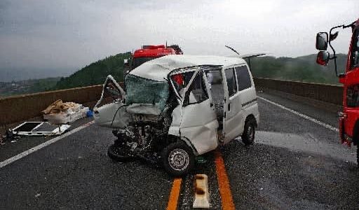 高速道路で軽自動車が中央線を越え作業車と衝突、18歳の会社員が死亡