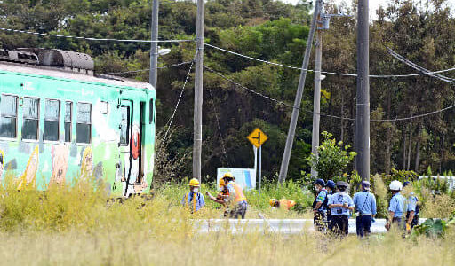 線路に入ってくる人影に気づき急ブレーキも接触　男性が列車にはねられ死亡