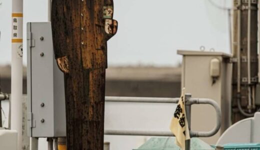 流れているのは、血の涙――？　海辺の町に佇み続ける「恐怖の看板」に背筋が凍る