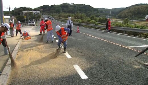 鳥のエサ散乱...3時間以上通行止め　国道でトレーラーが横転