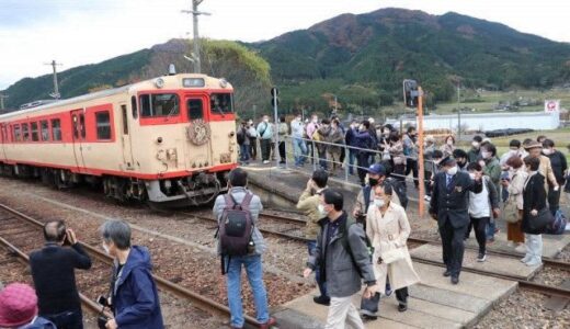 「国鉄カラー」で鉄道の旅満喫　津山―智頭間、スローライフ列車