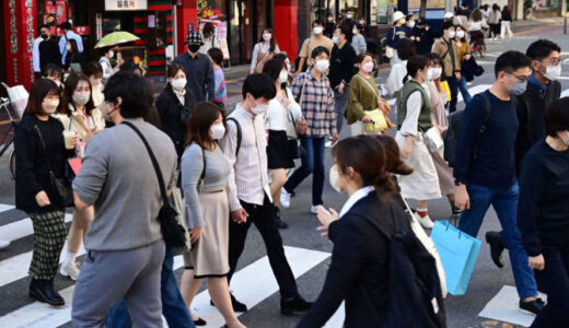 迫る第8波、屋外マスクどうする？　政府は「原則不要」、街には着用なお多く