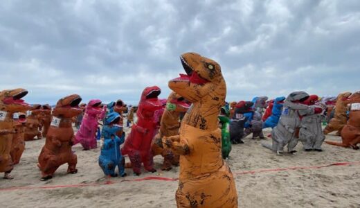 全国流行「ティラノサウルスレース」二体三脚、総選挙、ラジオ体操も「世を忍んでいるティラノサウルスがいっぱい」