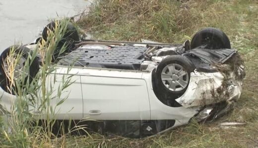 「ブレーキとアクセルを踏み間違えた」70代男性が運転する車　歩道の柵を突き破り川の土手に転落