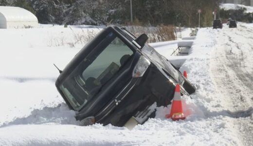 【最強寒波】「雪のわだちにハンドル取られ制御不能に…」車が用水路に転落　男性2人が自力で脱出