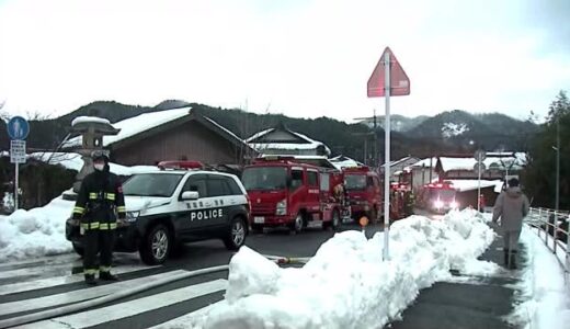 住宅地に白煙上る中で消火活動　鳥取県南部町で住宅全焼　隣家の壁も焼いて鎮火