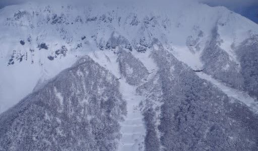 「バックカントリー」を滑り、雪崩に巻き込まれ2人負傷　1人は骨折の大けが　当日は雪崩注意報も