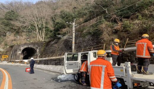 【続報】JR伯備線運転再開…大型トラックの積み荷が転落か　鳥取県伯耆町