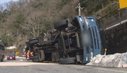 【続報】カーブ曲がり切れず？溝がすり減っているタイヤも…大型トラックの横転事故　積み荷が線路に落下し一時列車運転見合わせ　鳥取・伯耆町