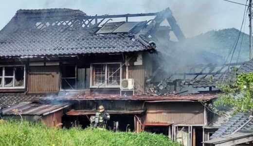 民家から出火　消火活動続く　鳥取県八頭町