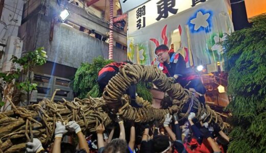 棒が差し込まれ、盛り上がりは最高潮に　「密」のパワー　【コラム・明窓】