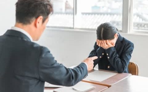 先生の「不適切な指導」に「NO」を突きつけた文科省、自殺生徒の遺族から評価する声