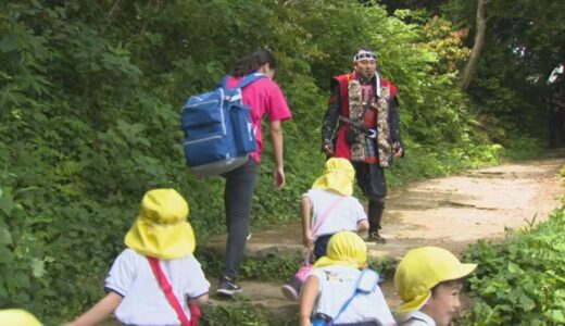 米子城跡に遠足の子どもたち　案内役は頼もしい武者！？　鳥取県・米子市
