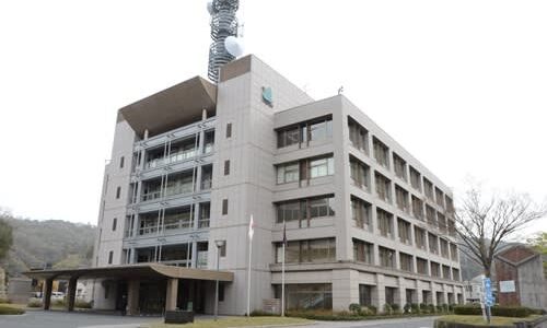 湖岸の遺体、身元が判明　東京都出身の男性