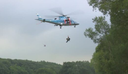 大規模災害を想定したヘリコプターの水難救助訓練　岡山・倉敷市〈西日本豪雨から5年〉
