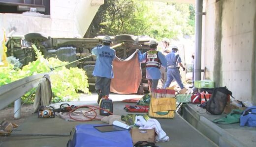 【続報】山陰道から車両が高架橋下に転落・大破　運転手の男性1人が心肺停止状態で搬送