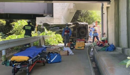 高速道路から車が転落、男性死亡　専門家「クッションドラムがジャンプ台になってしまった可能性」　分岐点の緩衝具に乗り上げ壁を越えたか
