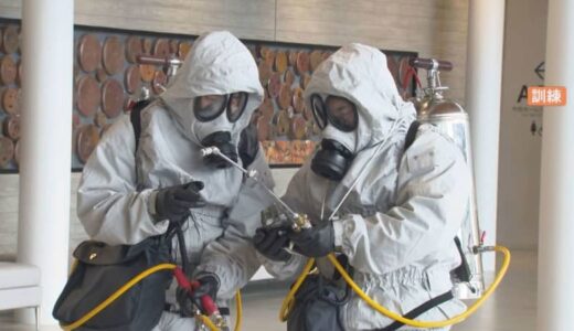 「神だぞオレは！」化学テロ想定、硫化水素入りペットボトル投げナイフ振り回し…緊迫のテロ対処訓練　いざという時は「スマホ撮影よりまず身の安全確保を」