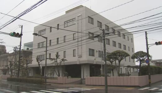 女子生徒(15)の背後から自転車の荷台を掴んで止め、胸をもみ、頬を殴り、自転車ごと転倒させけが…会社員の男(50)を強制わいせつ致傷罪で起訴