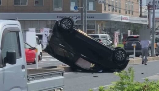中央分離帯の上で車がひっくり返った状態に…　車同士が衝突、2台の運転手ともに命に別条なし