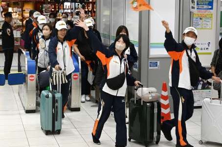 県外選手団、続々と鹿児島入り　手話や筆談ボランティアら出迎え【障スポ鹿児島大会28日開幕】