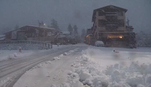 大山で「初冠雪」確認　昨シーズンより半月あまり遅く　大山寺周辺では今季初の積雪も