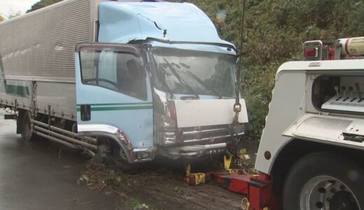 高速道路でトラックがガードレールに突っ込み、案内標識なぎ倒す事故　運転していた男性死亡　搬送時に意識もうろう…病死と判明