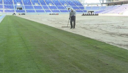 新サッカースタジアム「エディオンピースウイング広島」 天然芝を張る作業がはじまる