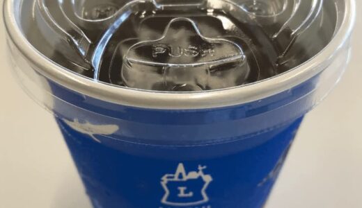 ローソンの淹れたてコーヒーの上蓋が唇を当てると飲み口と香り窓が自動開口する設計に変更! 年間約48トンのプラスチック使用量を削減