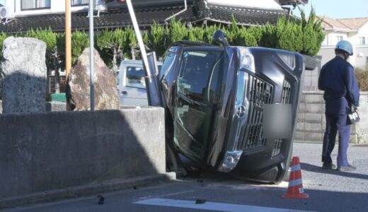 車が出合い頭に衝突し横転…２歳の女の子と40代女性がケガ