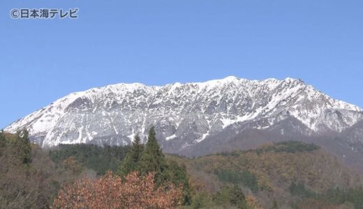“青空”と“紅葉”のコントラスト　大山の絶景を写真に収める　鳥取県