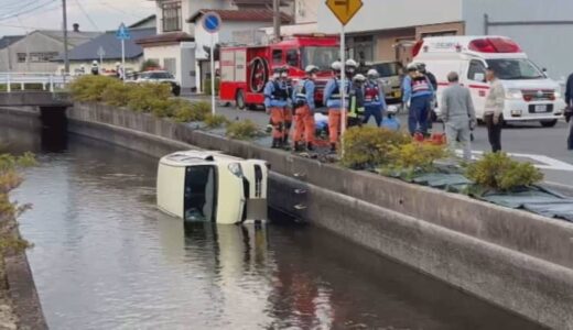 【速報】道路から川に車が転落、横転　２台による事故か　車内から男性を救助、救急搬送