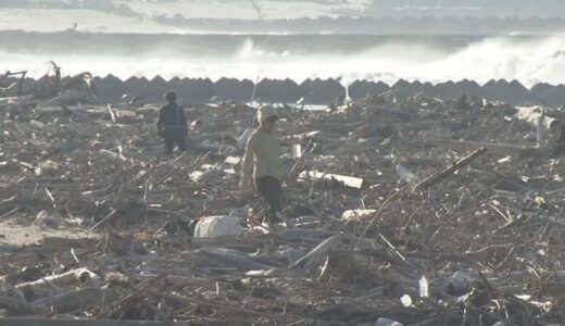 海岸1キロにわたり1000トン以上のゴミ…8月の台風７号で漂着　撤去まだ　「マムシ注意」貼り紙も　鳥取市
