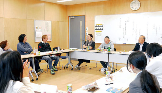 趣里さん「もっと輝かせたい」　朝ドラ「ブギウギ」脚本・足立紳さんら招き読書会　10～80代の12人が参加