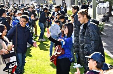 J2復帰を決めて一夜明け…鹿児島ユナイテッドFCが「感謝のつどい」　選手とファン、喜び分かち合う