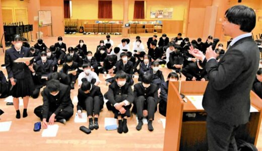 ポスト真実時代の報道は　現場の実情、生徒が質問　鳥取西高で本紙編集制作局長講義