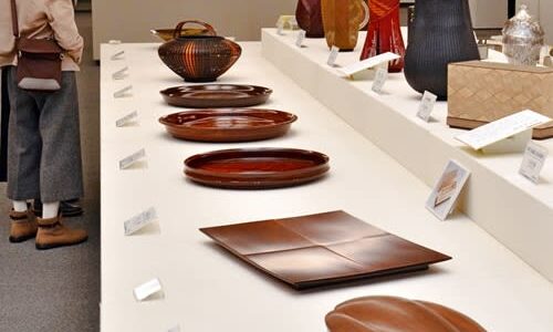 美と技極めた格式高い270点　島根・松江で「日本伝統工芸展」開幕　重要無形文化財「白磁」保持者・前田さん（鳥取市）の技術、パネル紹介も