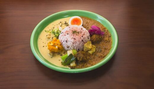 メニューは１品のみ！2種のカレーをあいがけした週替わりカレーが楽しめる「僕のカレー屋さん」｜鳥取県智頭町