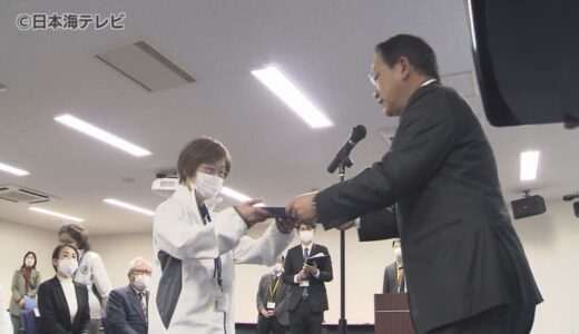 「地域と歩む病院運営を」　病院サポーター制度・初代メンバーに認証書を授与　サポーターは外来患者の案内や小児患者への絵本の読み聞かせなどの活動を予定　鳥取県米子市