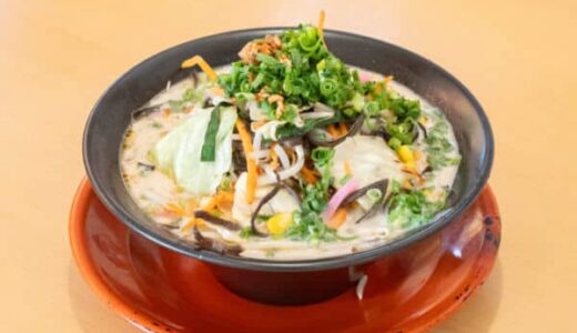 ヤサイラーメン三十二匁（さんじゅうにもんめ）〜 名物「野菜らーめん」は香ばしい炒め野菜がてんこ盛り盛り！1人でも子連れでも行きやすい店