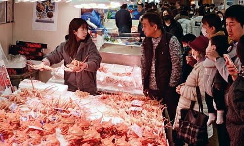 年末年始の買い物ピーク　松葉ガニに甘エビ、ノドグロ…魚介類求め、年の瀬にぎわう境港水産物直売センター