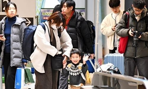 帰省ラッシュ　島根、鳥取の駅や空港で歓迎　JR特急自由席は乗車率150％の列車も　伯備線、落石で帰省客3800人に影響